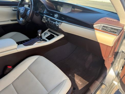 Used 2018 Lexus ES 350 w/ Navigation System Package image 24