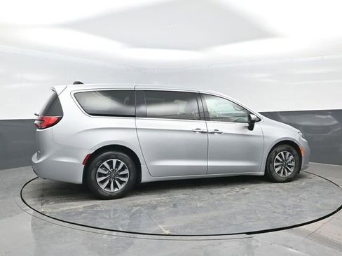 Used 2023 Chrysler Pacifica Touring-L image 3