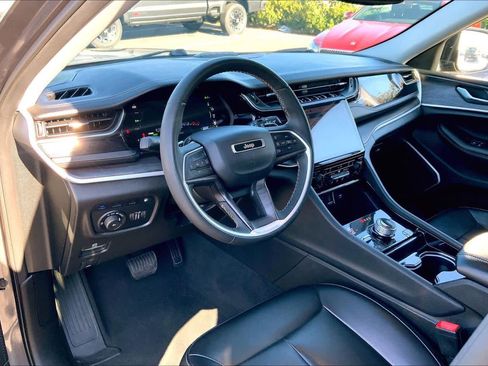 Used 2023 Jeep Grand Cherokee image 16