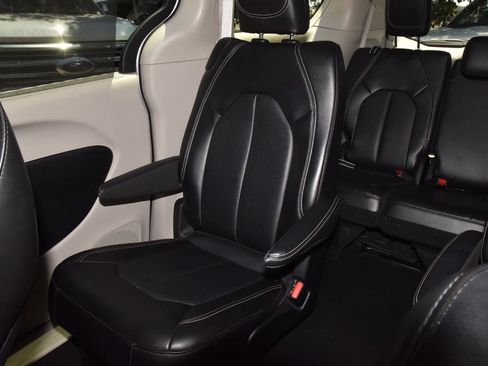 Used 2024 Chrysler Pacifica Touring-L FWD image 21