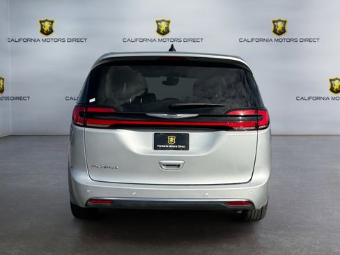 Used 2024 Chrysler Pacifica Touring-L FWD image 4
