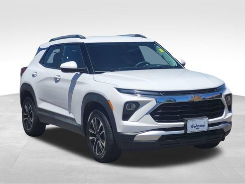 Used 2025 Chevrolet TrailBlazer LT AWD/4WD image 3