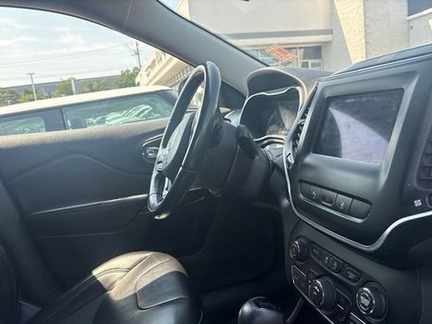 Used 2021 Jeep Cherokee Latitude Plus AWD/4WD image 8