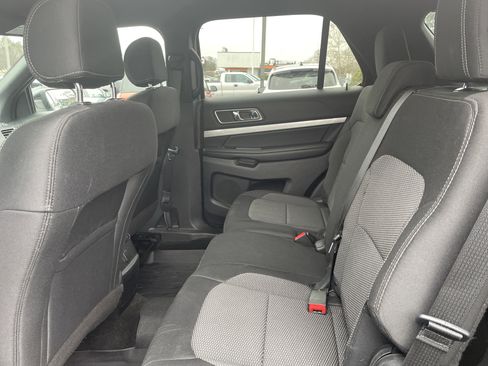 Used 2017 Ford Explorer XLT image 9
