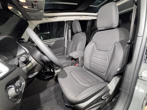 Used 2021 Jeep Renegade Latitude w/ Sun & Sound Group image 9