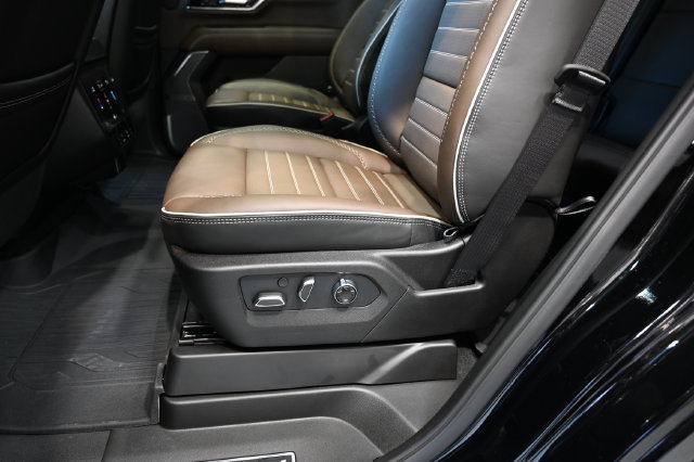 New 2026 GMC Yukon Denali Ultimate AWD/4WD image 16