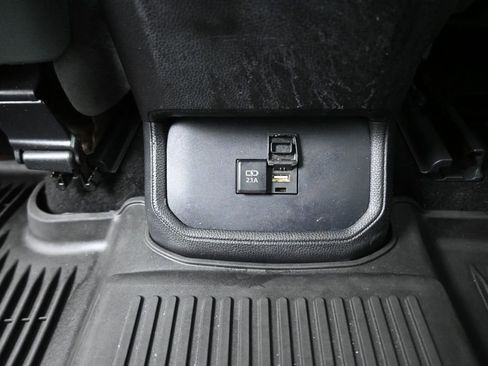 Used 2021 Toyota Highlander XLE AWD/4WD image 39