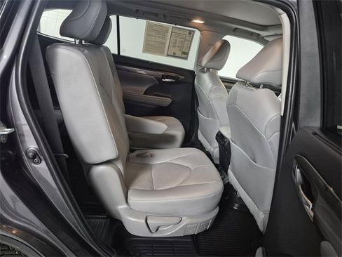 Used 2023 Toyota Highlander Platinum image 33