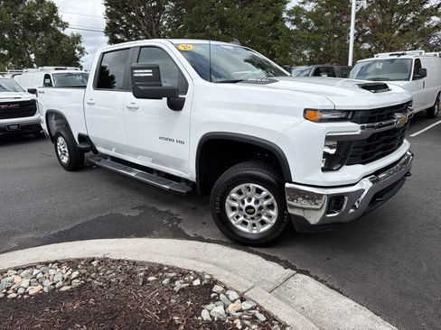 Used 2025 Chevrolet Silverado 2500 LT w/ Convenience Package AWD/4WD image 2