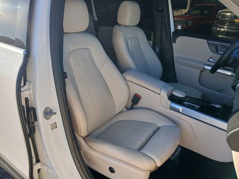 Used 2021 Mercedes-Benz GLB 250 w/ Premium Package image 18