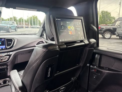 Used 2021 Chrysler Pacifica Touring-L w/ Uconnect Theater Family Group FWD image 22