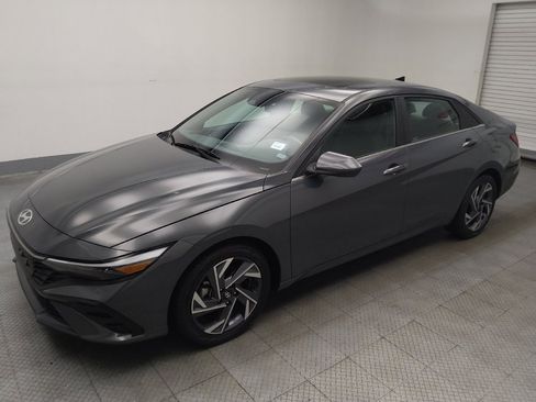 Used 2025 Hyundai Elantra SEL FWD image 2