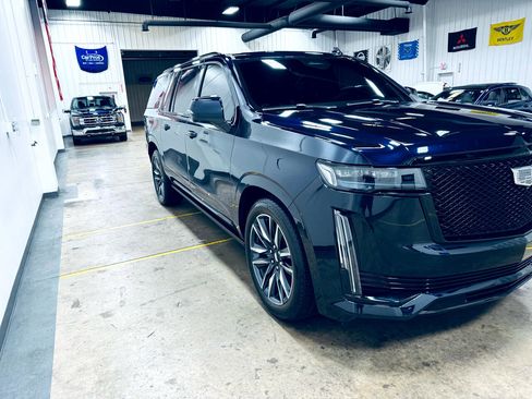 Used 2024 Cadillac Escalade ESV Sport Platinum image 18