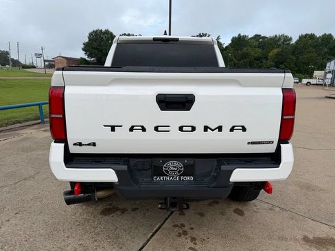 Used 2025 Toyota Tacoma TRD Off-Road AWD/4WD image 4