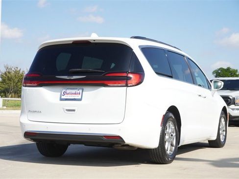 Used 2022 Chrysler Pacifica Touring image 9