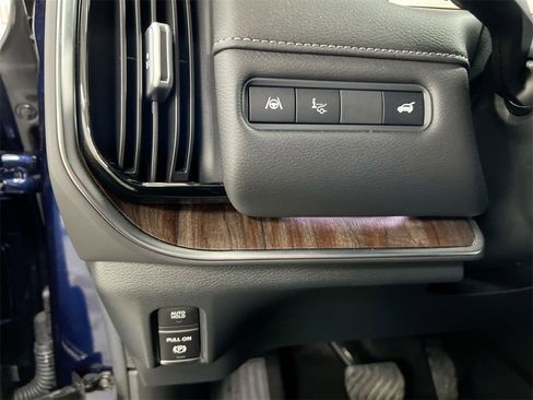 Used 2025 Nissan Armada Platinum Reserve image 18