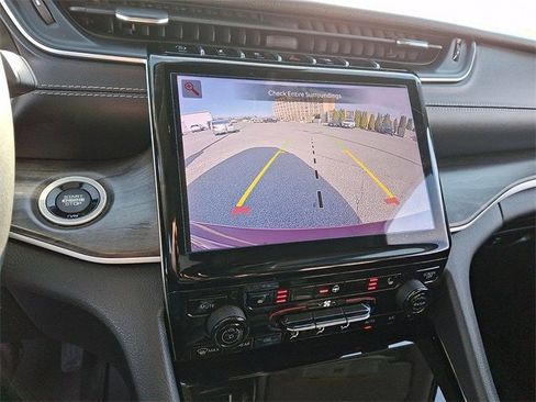 Used 2023 Jeep Grand Cherokee Limited image 18