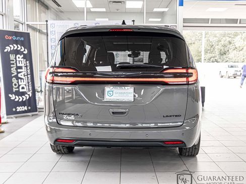 Used 2025 Chrysler Pacifica Limited FWD image 14