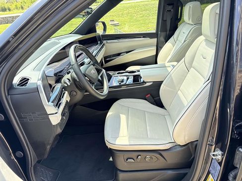 Used 2025 Cadillac Escalade ESV Sport w/ Touring Package AWD/4WD image 6
