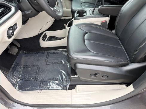 Used 2023 Chrysler Pacifica Touring-L FWD image 29
