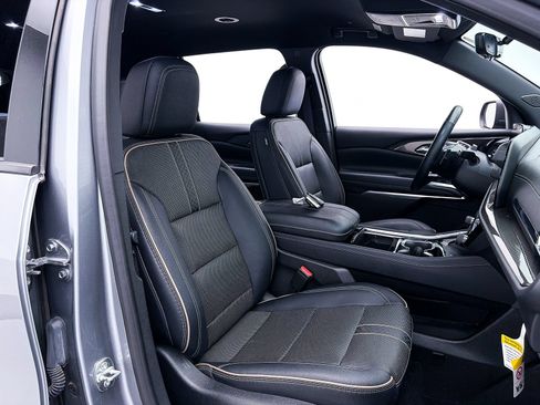 Used 2025 Chevrolet Traverse High Country FWD image 38
