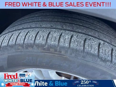 Used 2023 Ford Explorer XLT AWD/4WD image 3