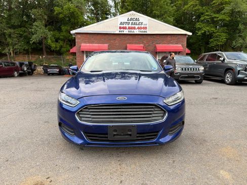 Used 2015 Ford Fusion SE FWD image 2