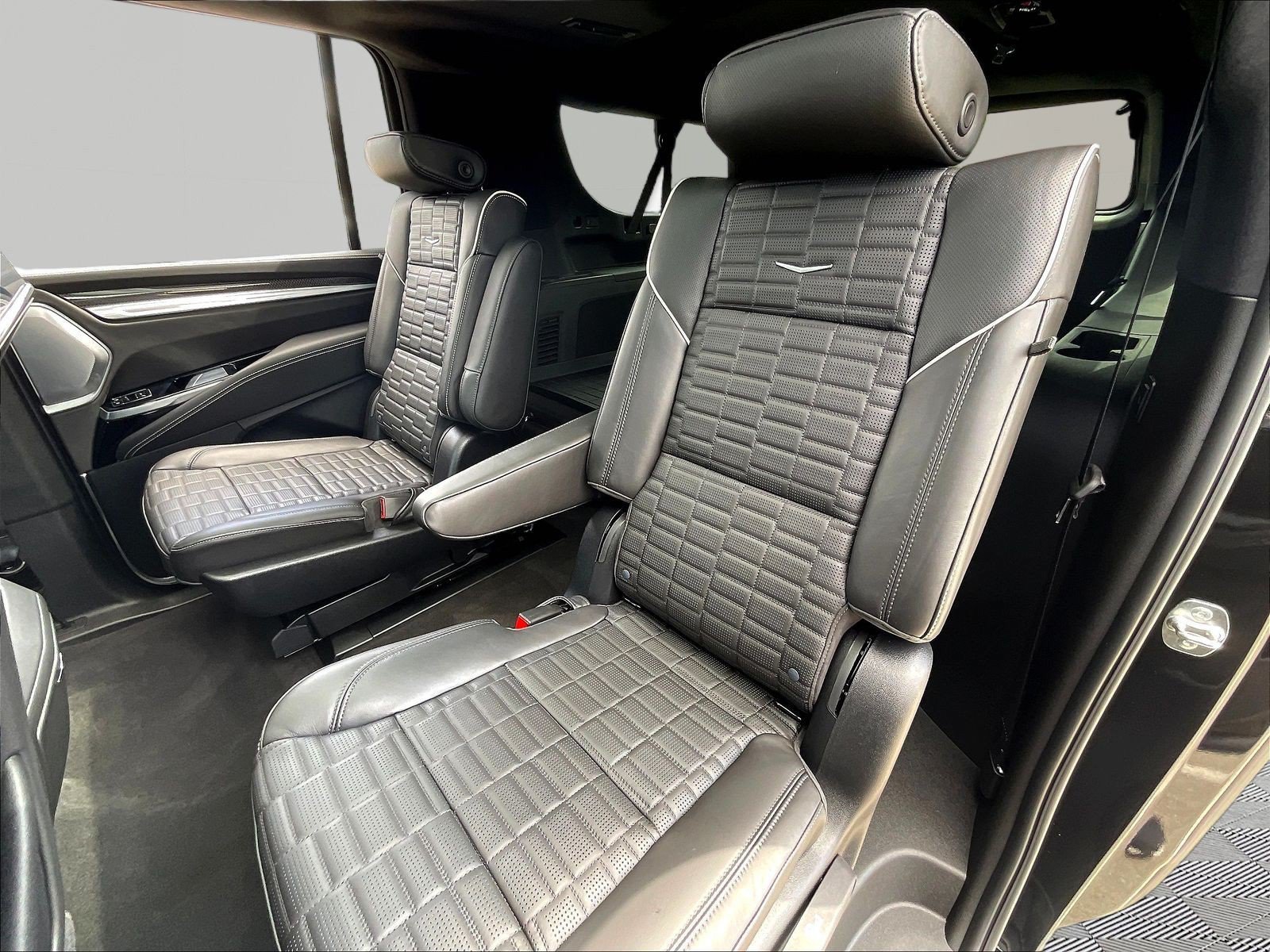 Used 2026 Cadillac Escalade ESV V w/ LPO, ONYX Package AWD/4WD image 22