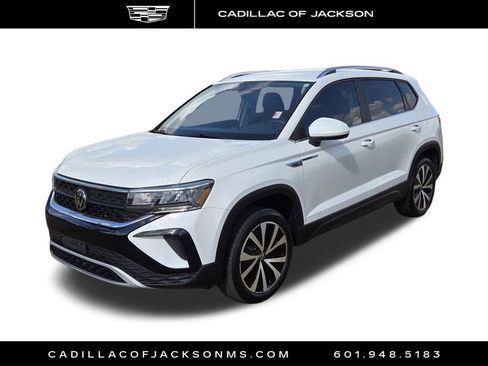 Used 2024 Volkswagen Taos SE image 2