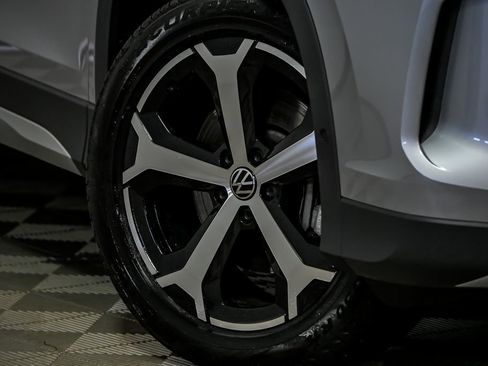 Used 2025 Volkswagen Tiguan SE w/ Panoramic Sunroof Package image 3