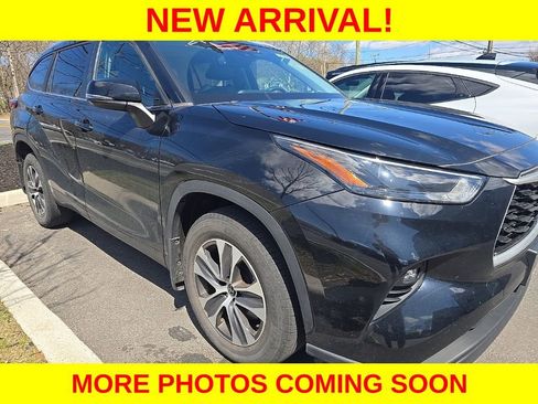 Used 2023 Toyota Highlander XLE image 2