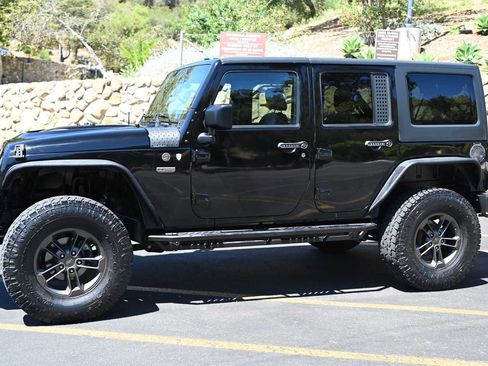 Used 2016 Jeep Wrangler Unlimited Sahara AWD/4WD image 2