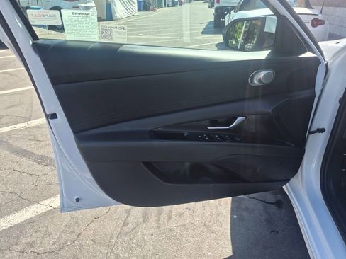 Used 2025 Hyundai Elantra SE w/ Cargo Package image 10