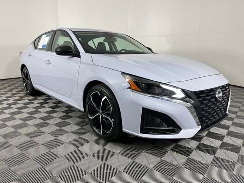 Used 2024 Nissan Altima 2.5 SR FWD image 3