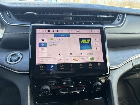 Certified 2023 Jeep Grand Cherokee Limited w/ Luxury Tech Group II AWD/4WD image 22