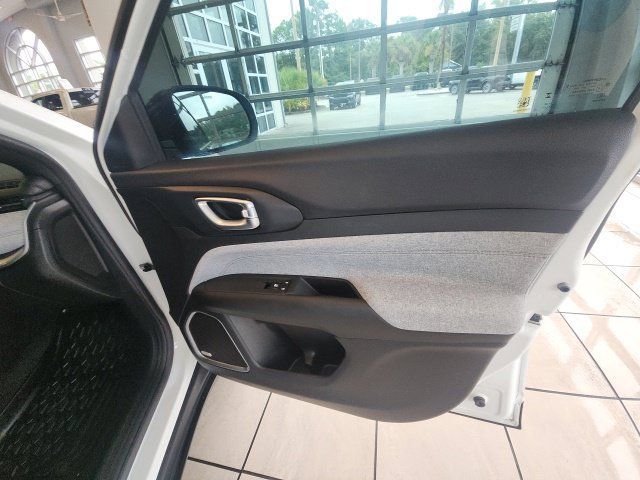 Used 2023 Jeep Compass Latitude w/ Sun and Sound Group AWD/4WD image 18