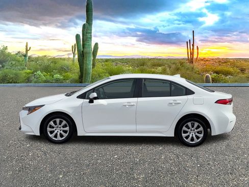 Used 2025 Toyota Corolla LE image 3
