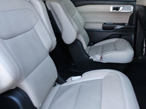 Used 2020 Ford Explorer Limited image 16