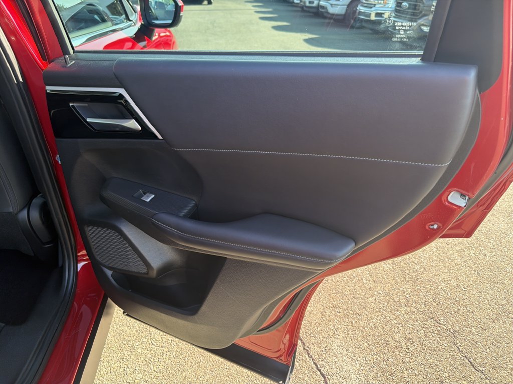 Used 2023 Mitsubishi Outlander SE AWD/4WD image 15