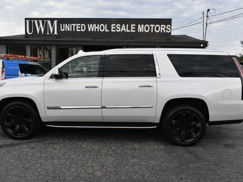 Used 2020 Cadillac Escalade ESV Premium Luxury image 9