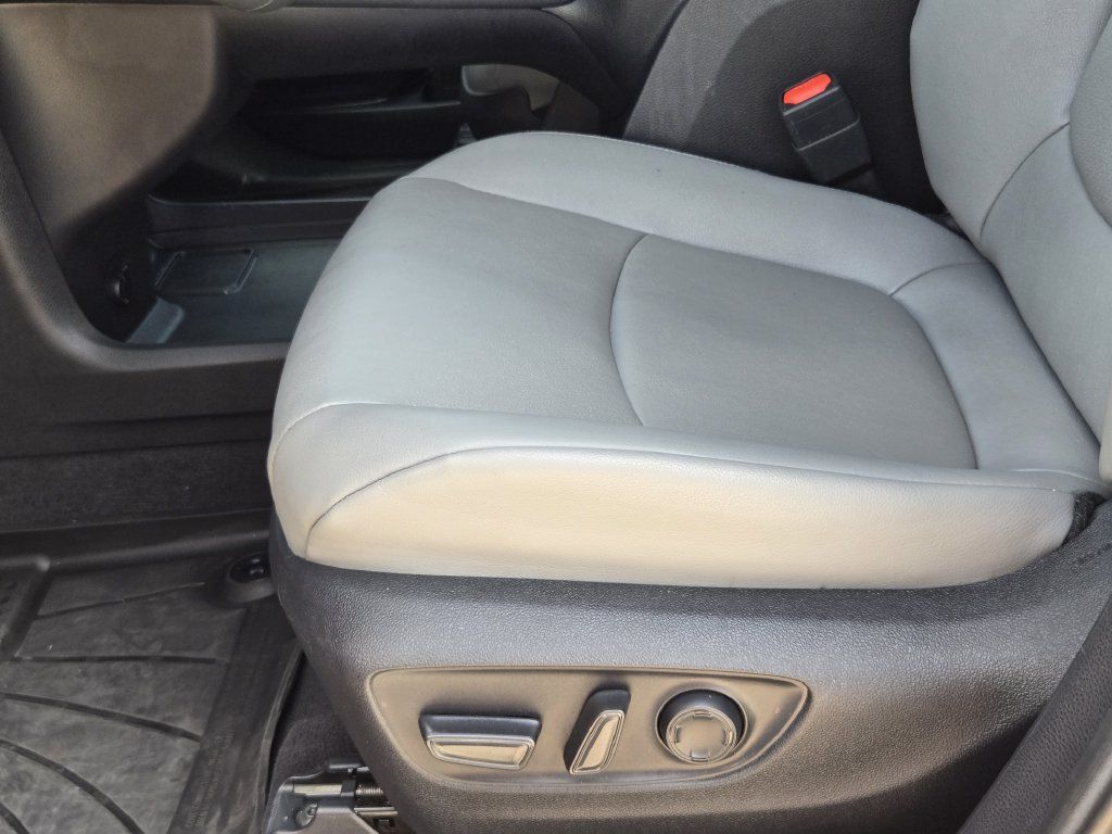 Used 2026 Toyota Sienna XLE FWD image 24