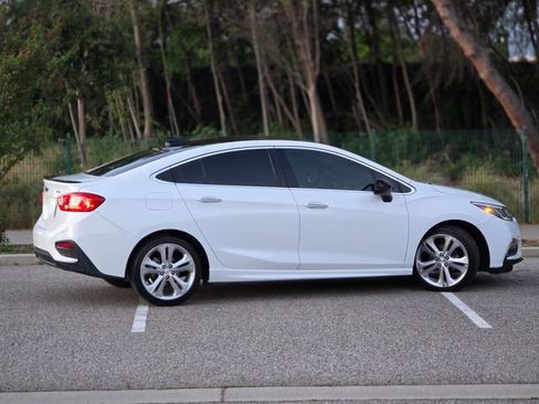 Used 2018 Chevrolet Cruze Premier image 2