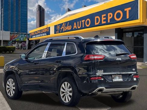 Used 2017 Jeep Cherokee Overland w/ Technology Group AWD/4WD image 3