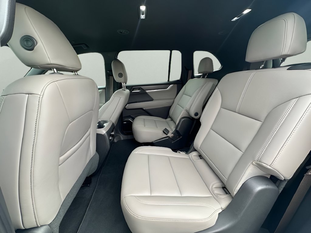 Used 2026 GMC Acadia Elevation w/ Elevation Premium Package FWD image 26