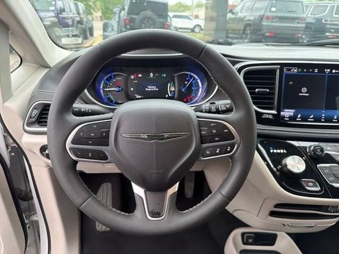Used 2024 Chrysler Pacifica Limited FWD image 37
