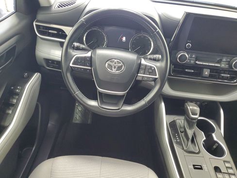 Used 2023 Toyota Highlander LE FWD image 17