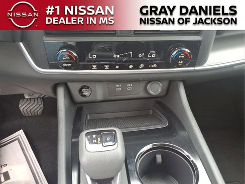 Used 2024 Nissan Rogue SV AWD/4WD image 28