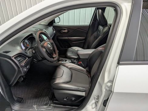 Used 2022 Jeep Cherokee Trailhawk w/ Sun, Sound & Nav Group AWD/4WD image 15