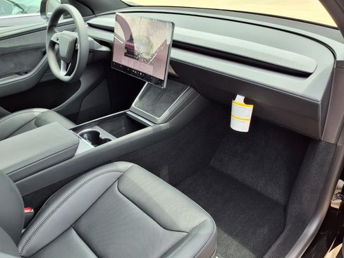 Used 2026 Tesla Model Y 2WD image 27