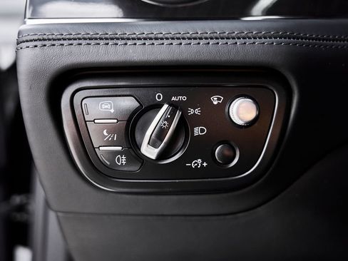 Used 2017 Bentley Bentayga AWD/4WD image 50